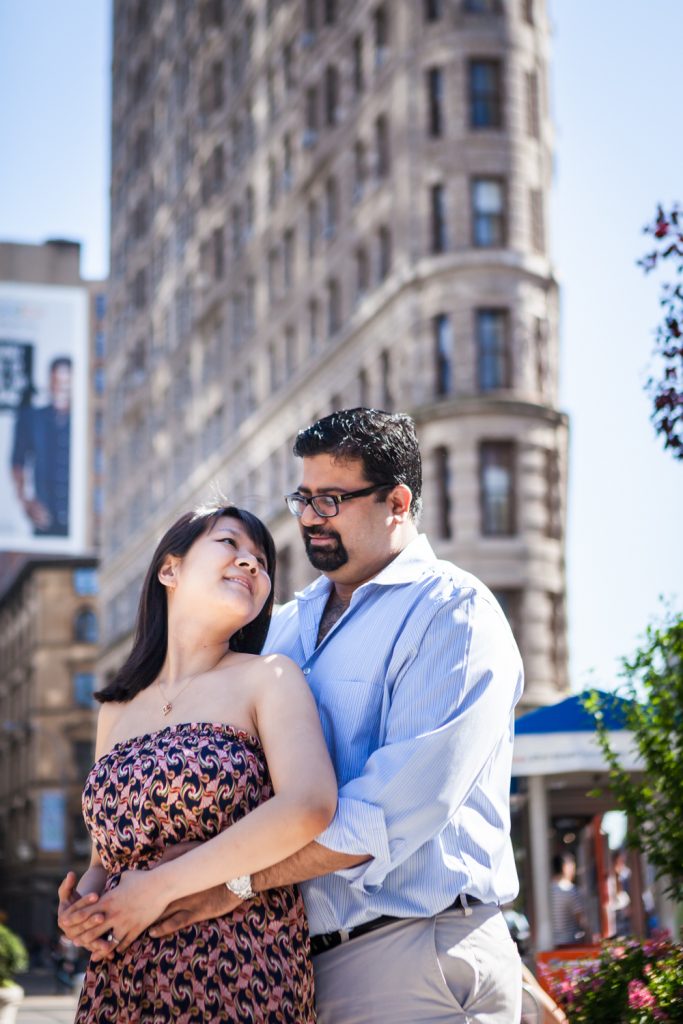 Couple hugging in front of Flatiron Building