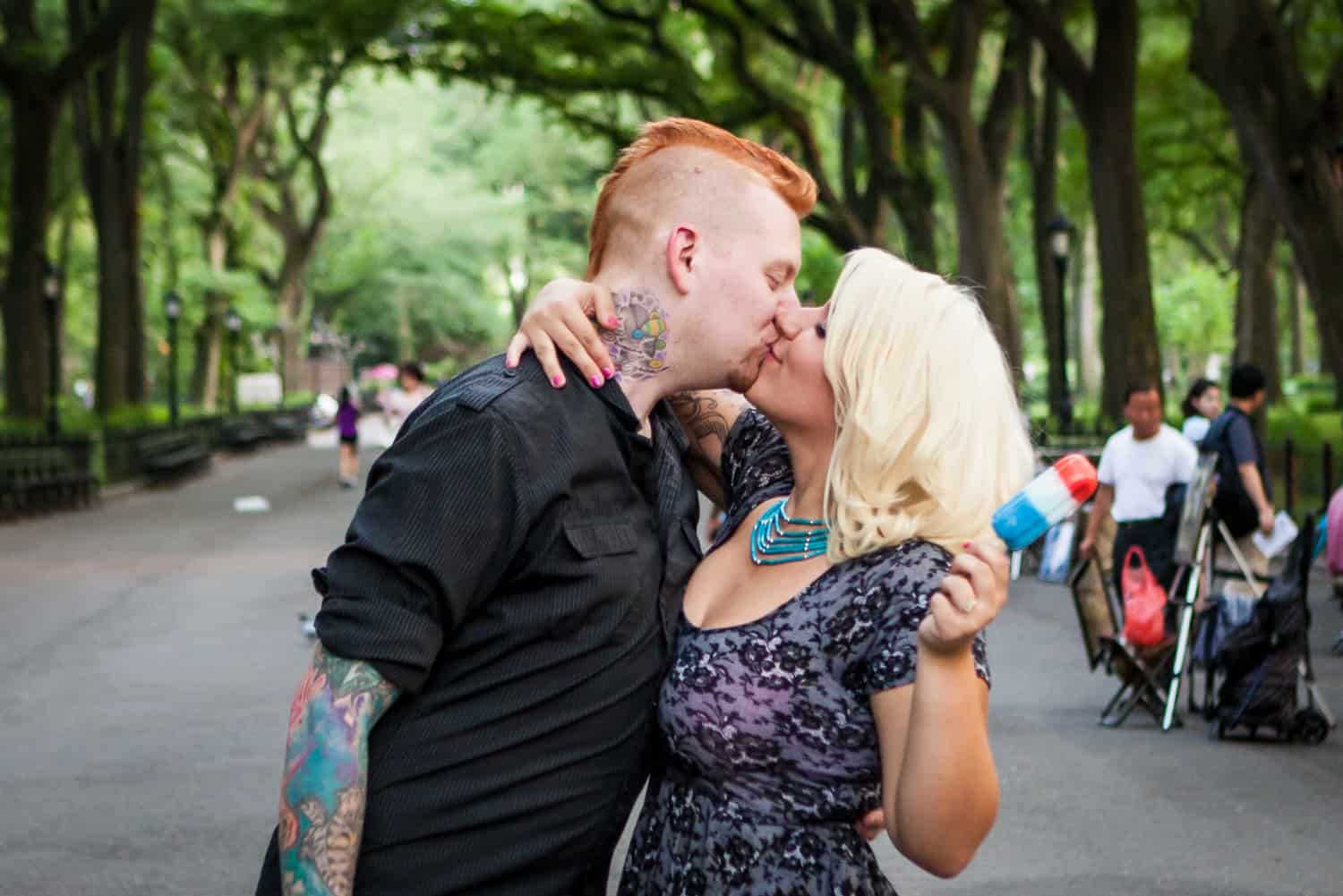 Couple kissing in the Mall in Central Park