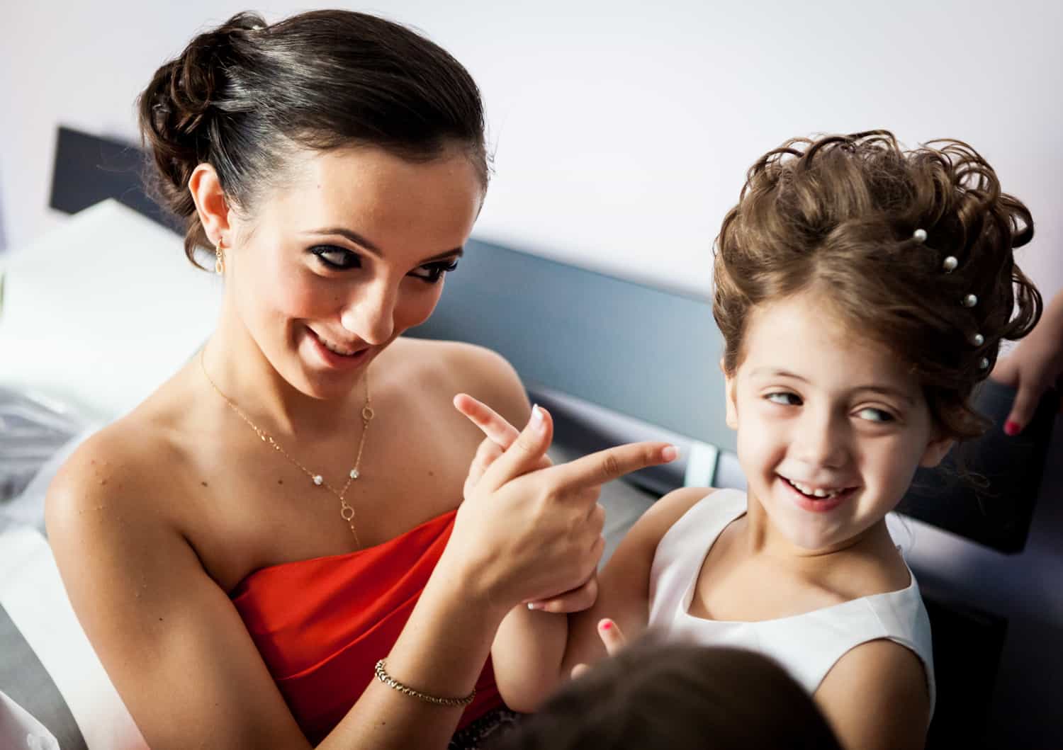 Bridesmaid pointing at little flower girl