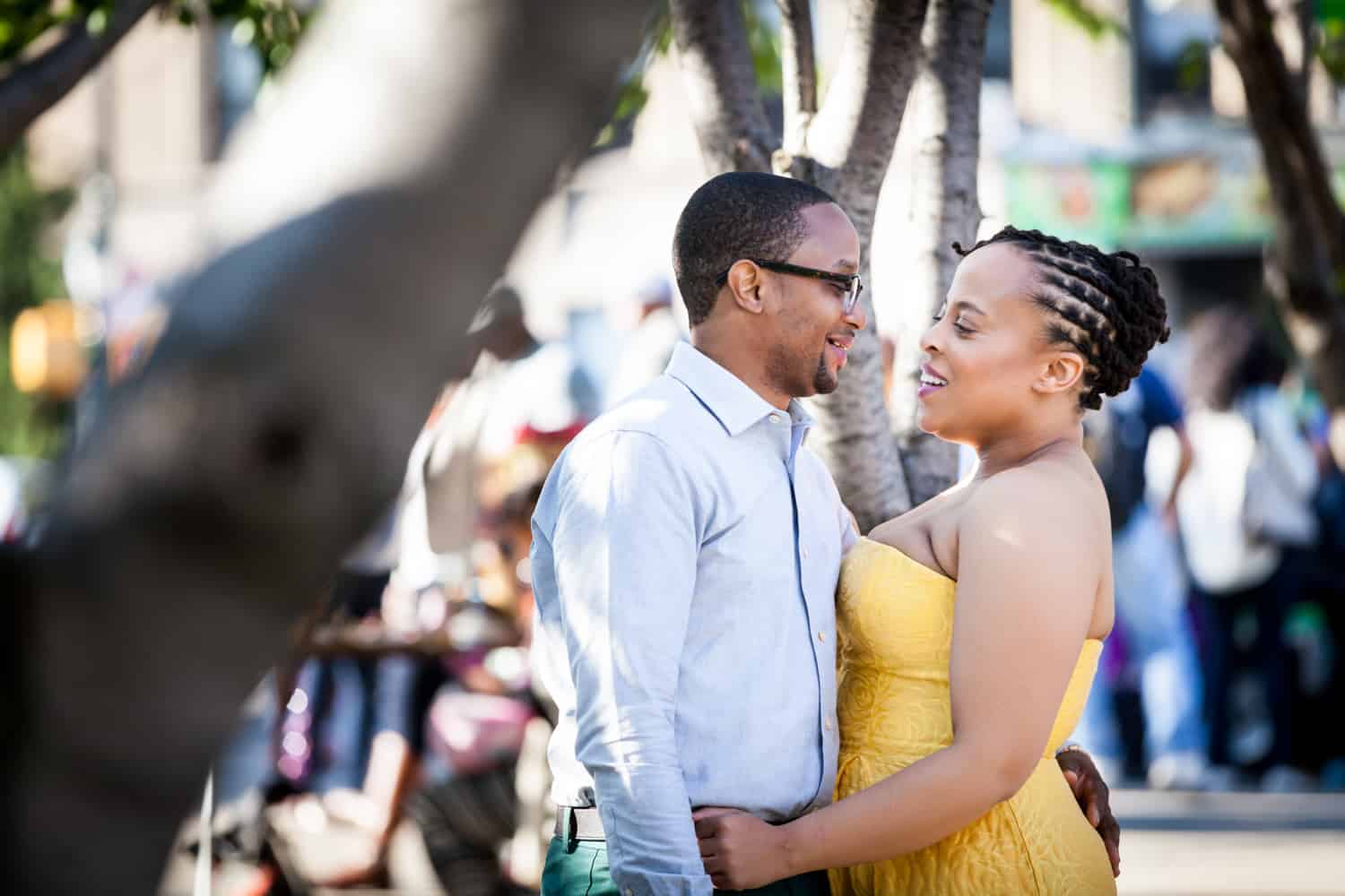 Couple hugging under tree at a Brooklyn Museum engagement shoot