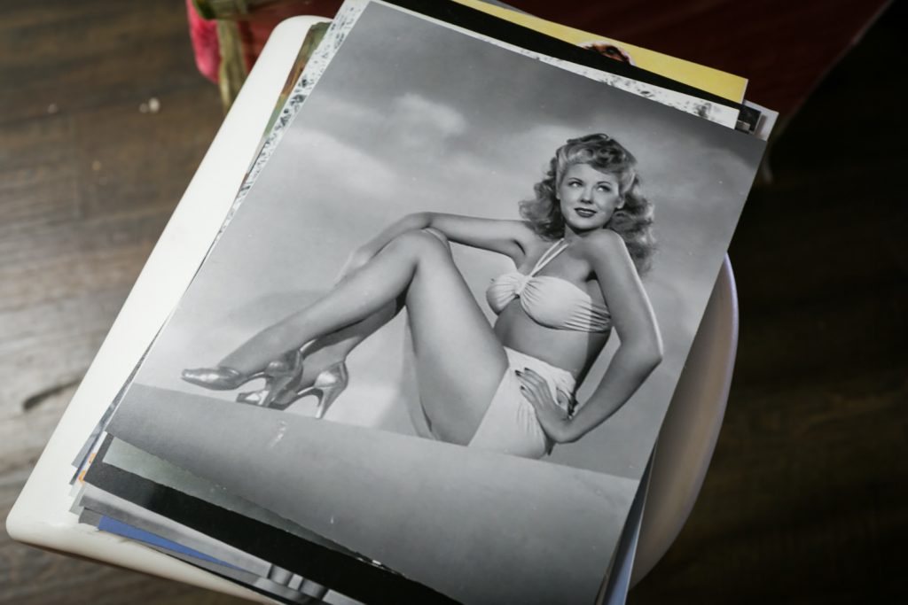 Photo of black and white photo of pinup model for article about free pinup photo session offer
