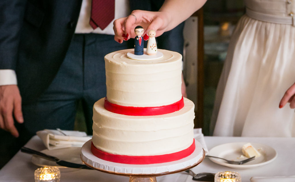 Cake cutting at a Scottadito wedding