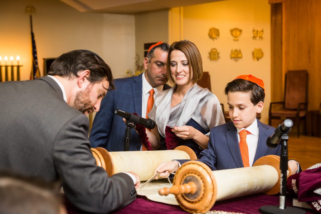 Temple rehearsal by bar mitzvah photographer, Kelly Williams