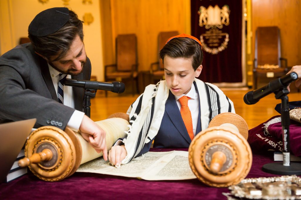 Temple rehearsal by bar mitzvah photographer, Kelly Williams