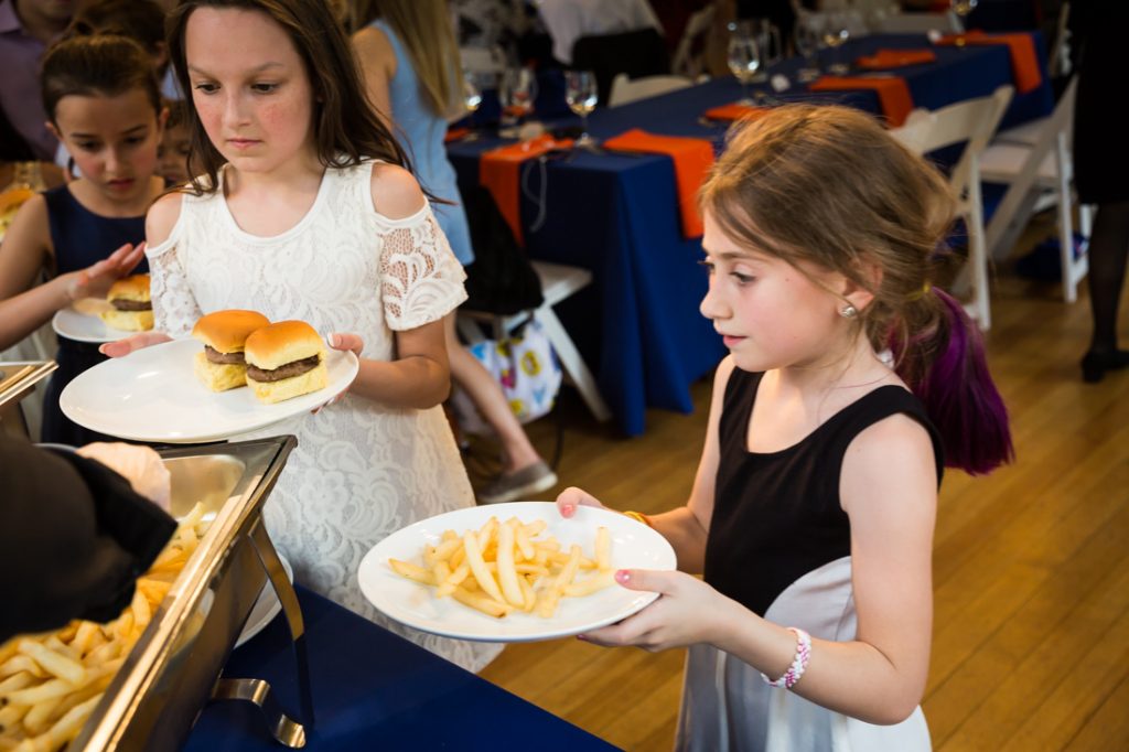 Kids eating by bar mitzvah photographer, Kelly Williams