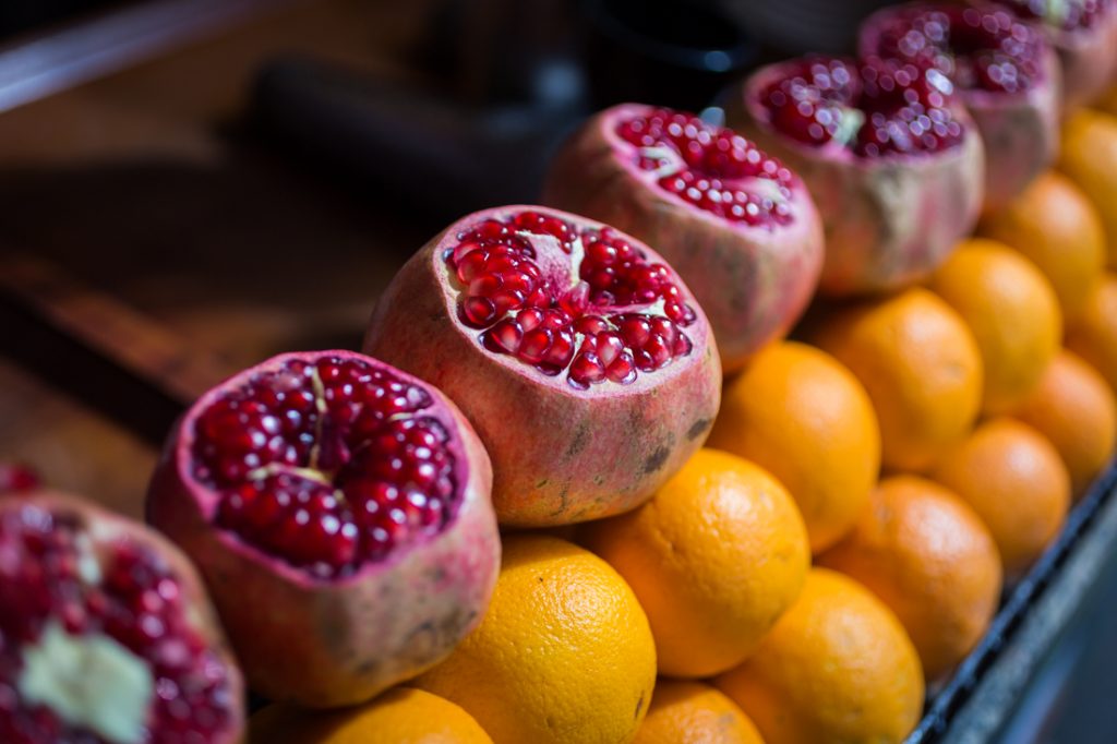 Pomegranates and grapefruit for sale in Istanbul, Turkey