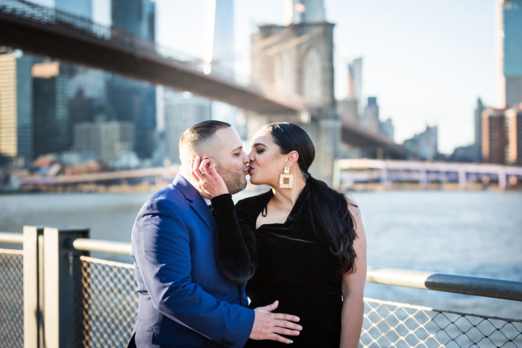Couple kissing with Brooklyn Bridge in background