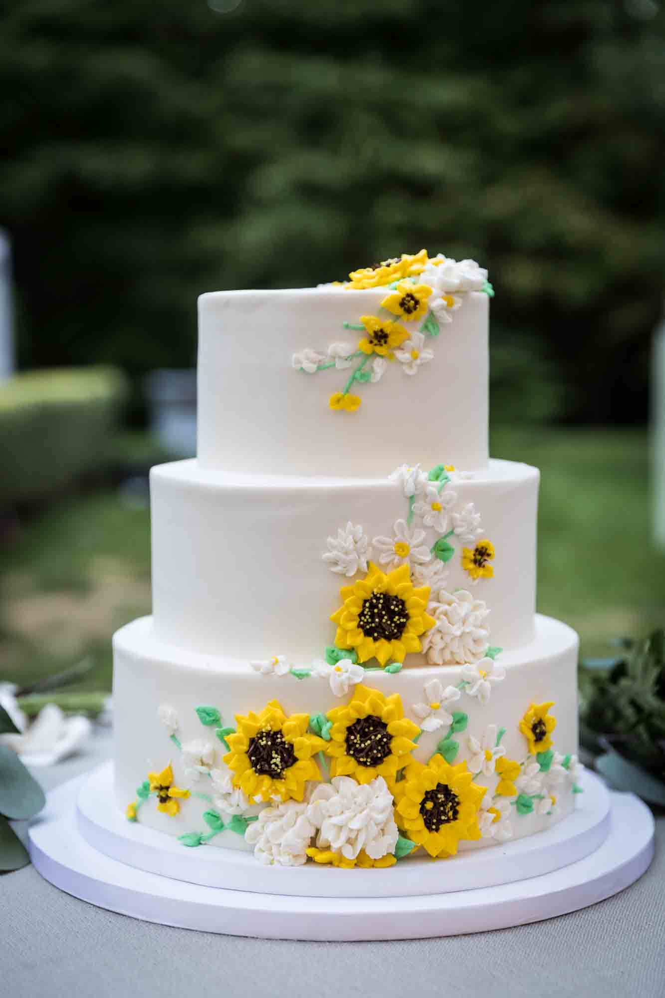 Wedding cake decorated with daisies made of frosting