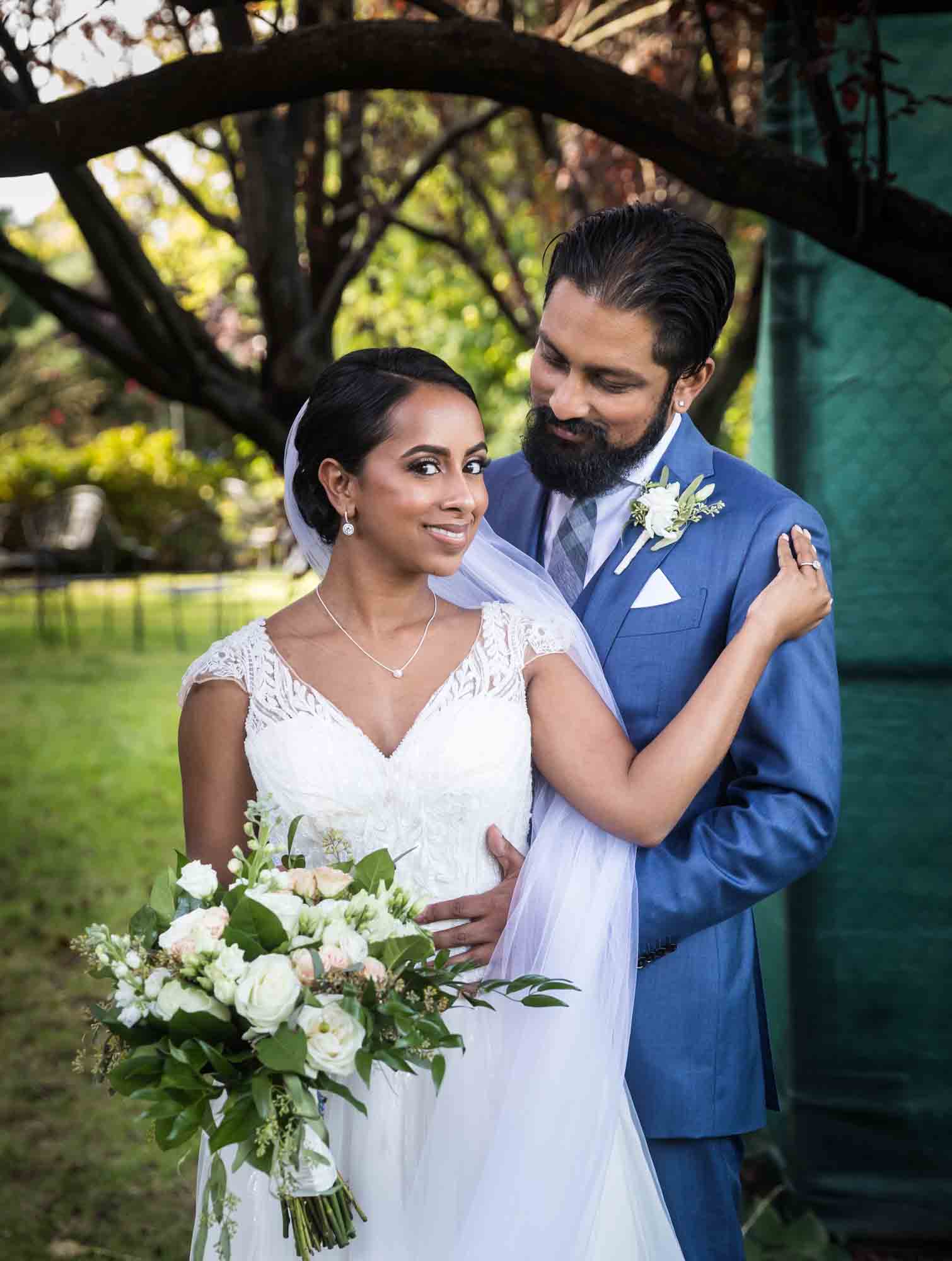 Bride anbouquet in garden