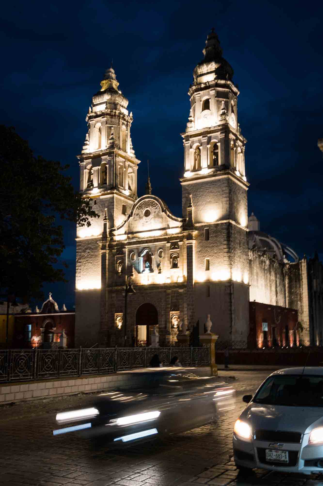 The Catedral de Nuestra Señora de la Inmaculada Concepción in Campeche lit up at night