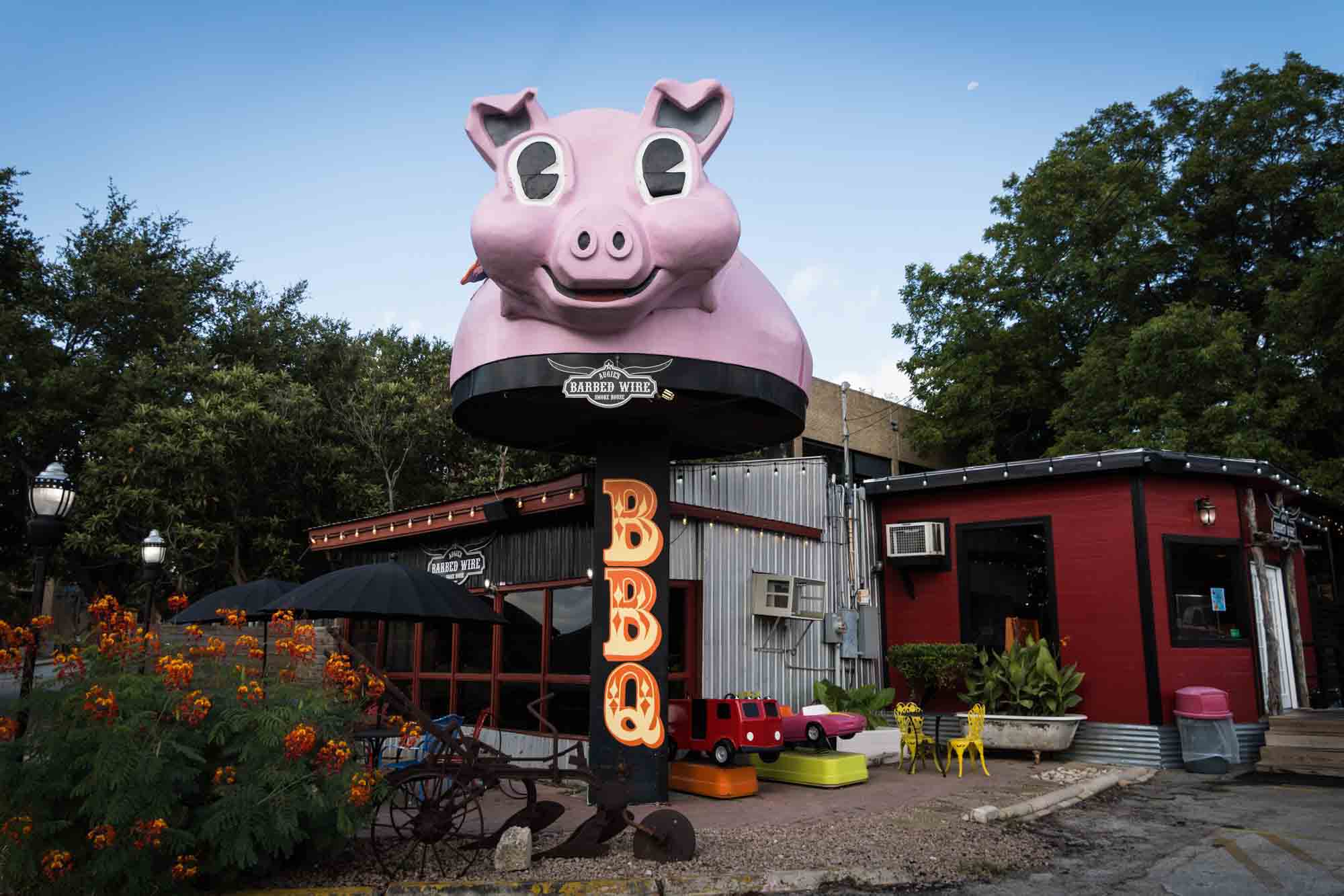BBQ restaurant featuring large pink pig on the roof in San Antonio
