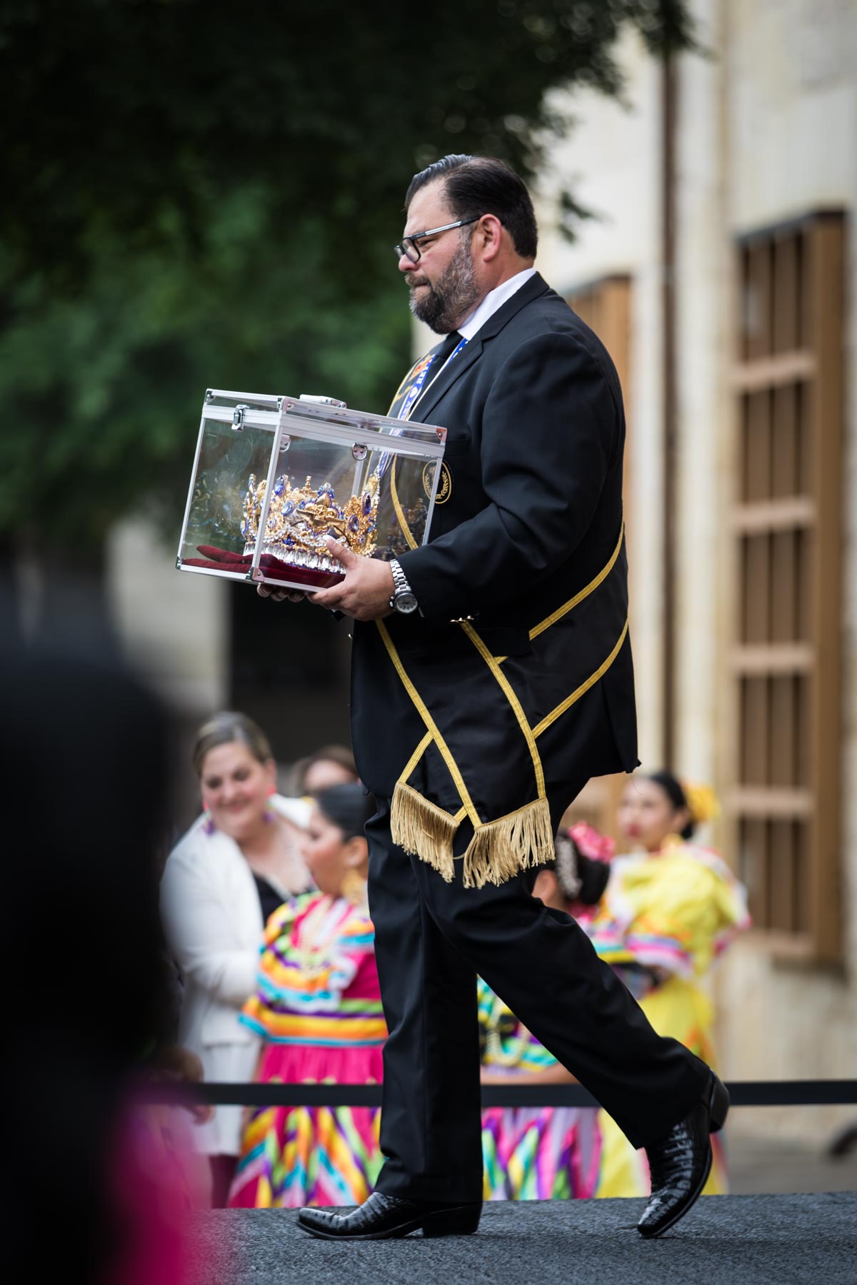 Man holding Rey Feo crown for an article on the best Fiesta photos