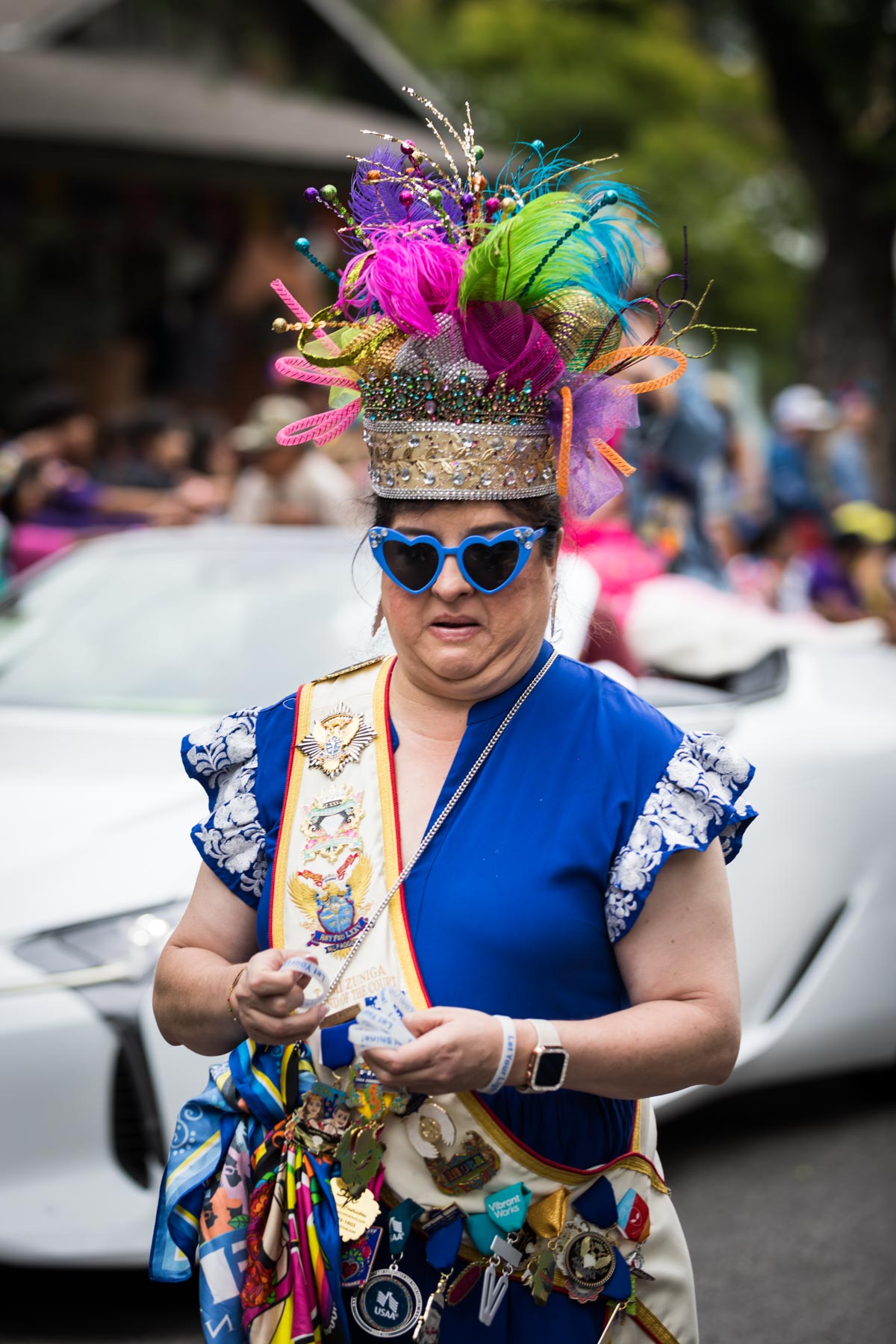 Woman dressed in crazy hat and sunglasses at King William Fair for an article on the best Fiesta photos