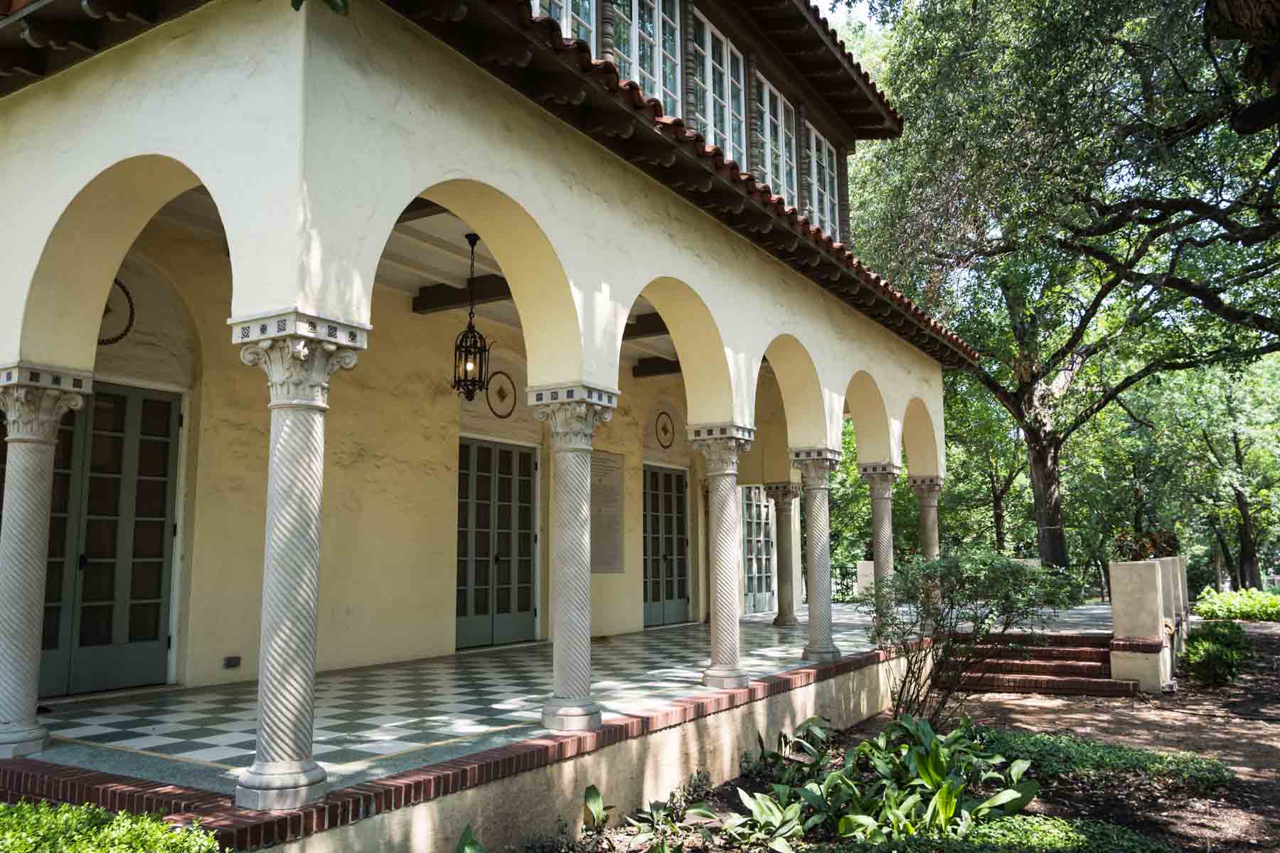 Colonnade on Landa Library building with gardens on the side for an article listing the best places to propose in San Antonio