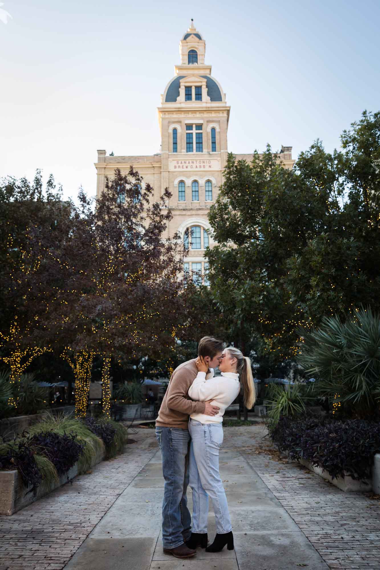 Couple kissing for an article on the importance of timing for a surprise proposal