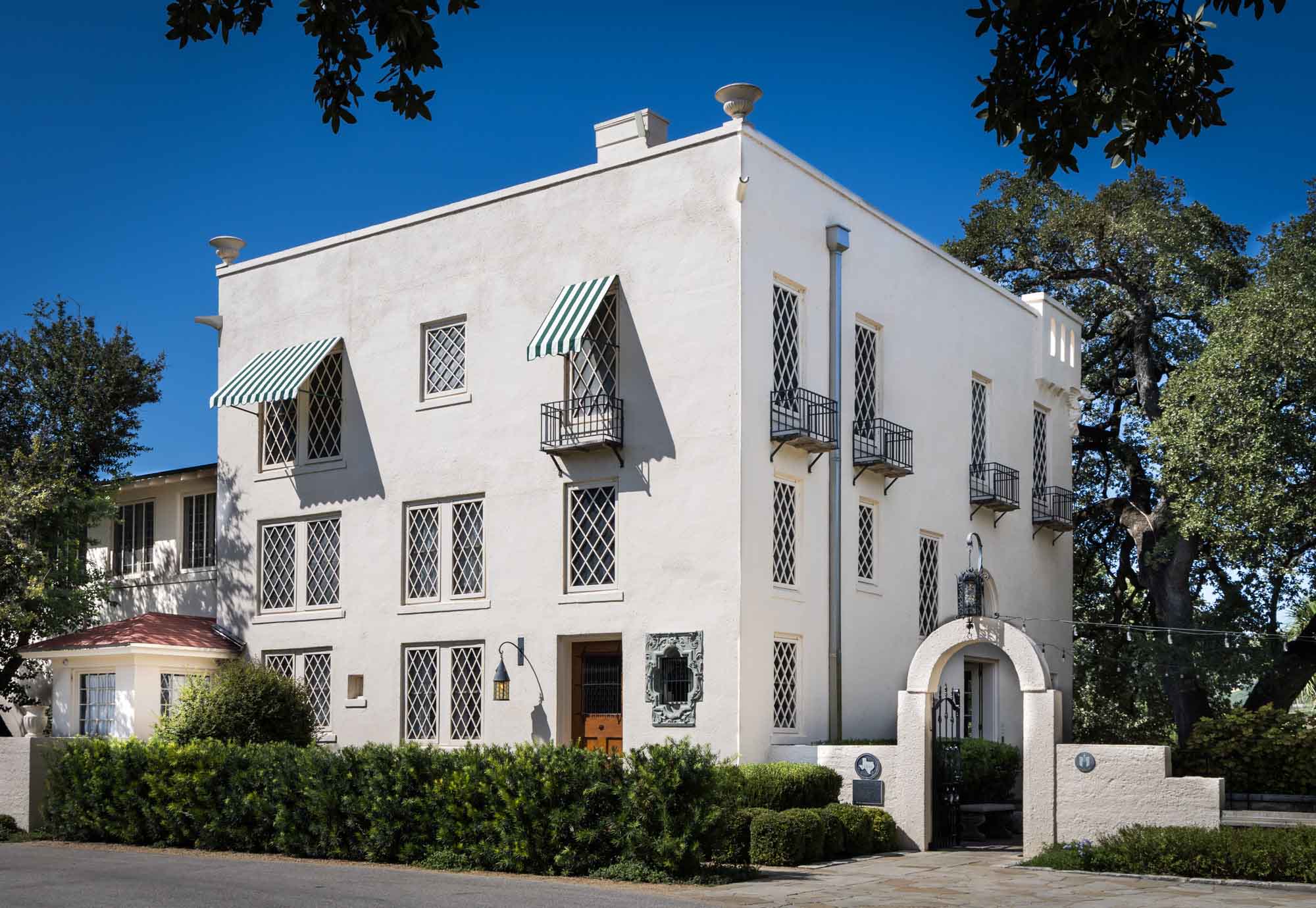 Laguna Gloria villa exterior for an article on the best places to propose in Austin