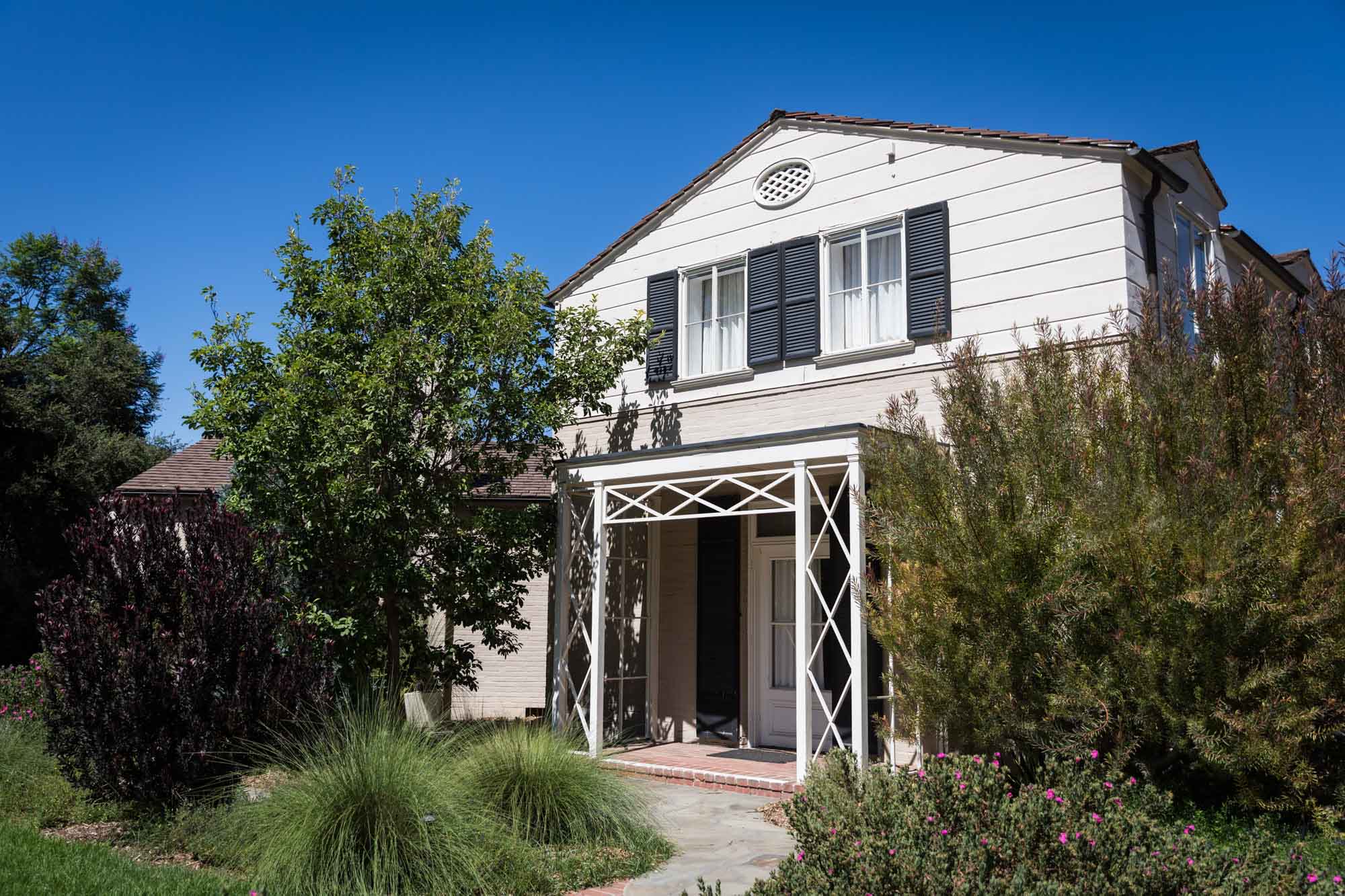 Front of the Boddy House in the Hilltop Gardens for an article on the best photo shoot locations in Descanso Gardens